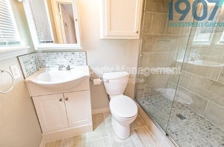 Building Photo - 1611 Pinewood Dr