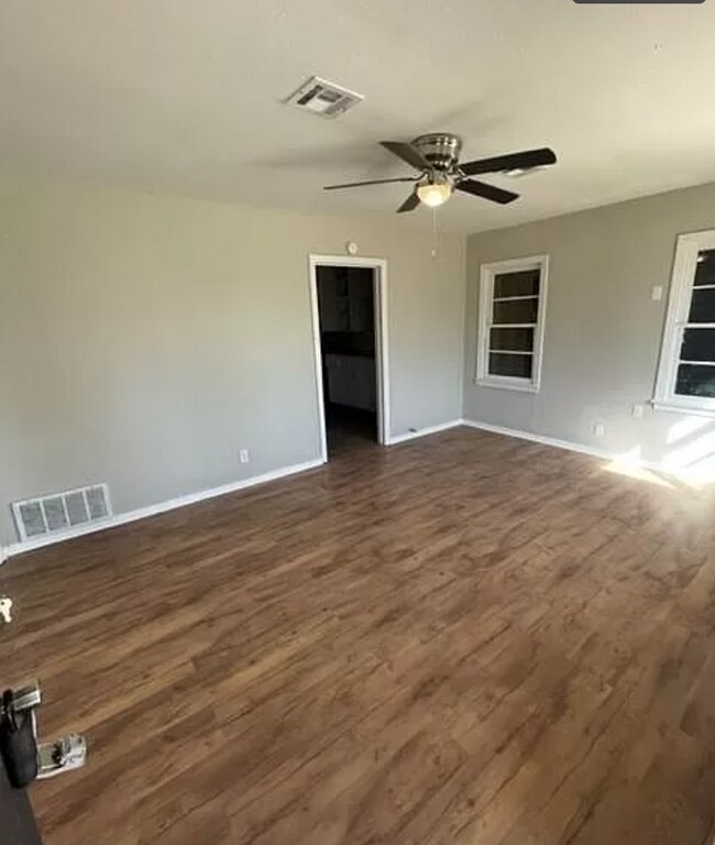 Building Photo - 1136 Sunset Dr