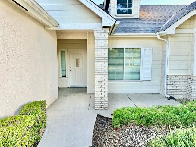 Building Photo - North Clovis 3/2 Near Buchanan Education C...