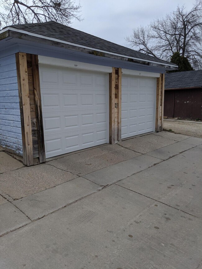 Building Photo - 2124 S 71st St