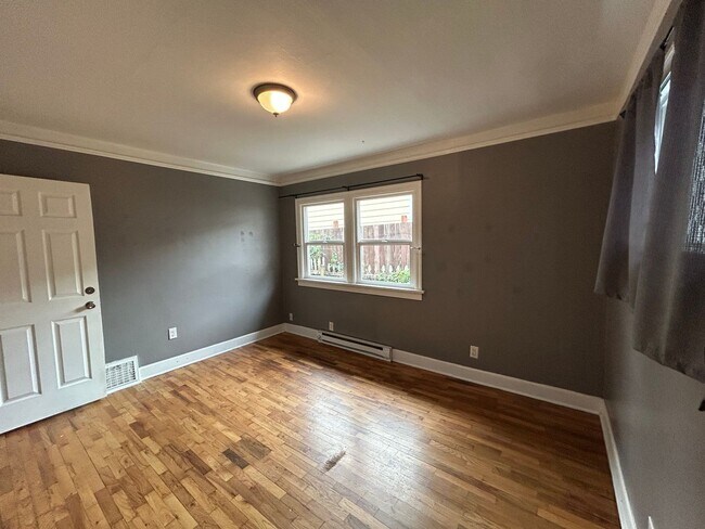 Building Photo - Cozy 2 BD, 1 BA w/ 1 Car Garage in Tacoma!