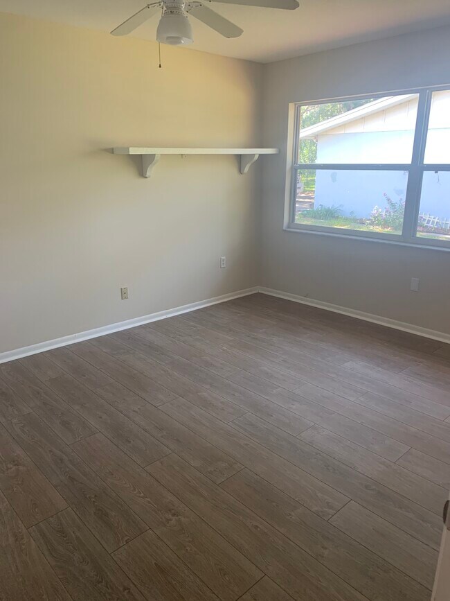 Building Photo - 1404 Riverside Dr