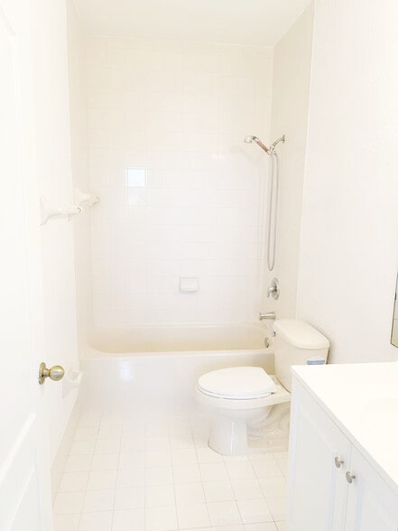 Building Photo - 2637 SE 16th Ter