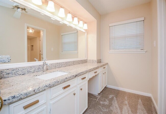 Building Photo - 6702 Moccasin Bend Dr