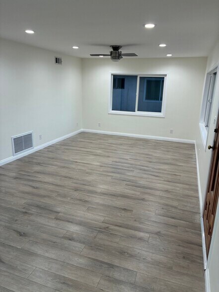 Building Photo - 12300 Manor Dr