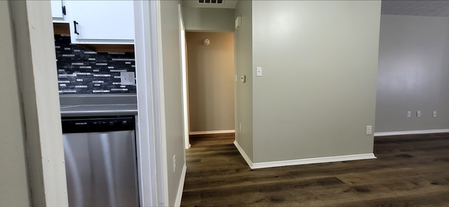 Building Photo - Beautiful 2 bedroom 1.5 bath Condo with at...