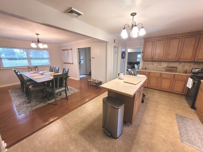 Building Photo - Spacious 5-Bedroom Home in Virginia Beach ...
