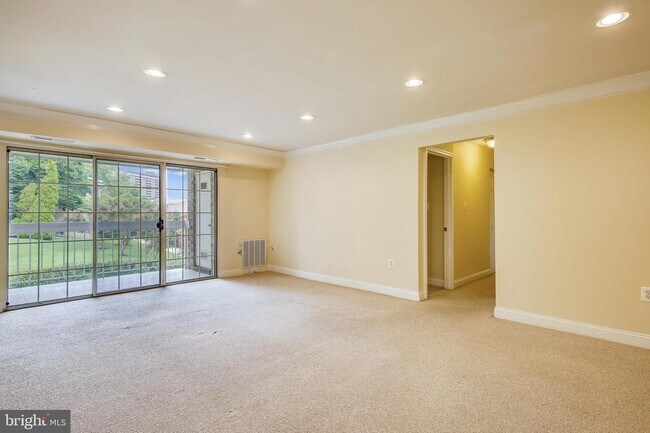 Building Photo - 1952 Kennedy Dr