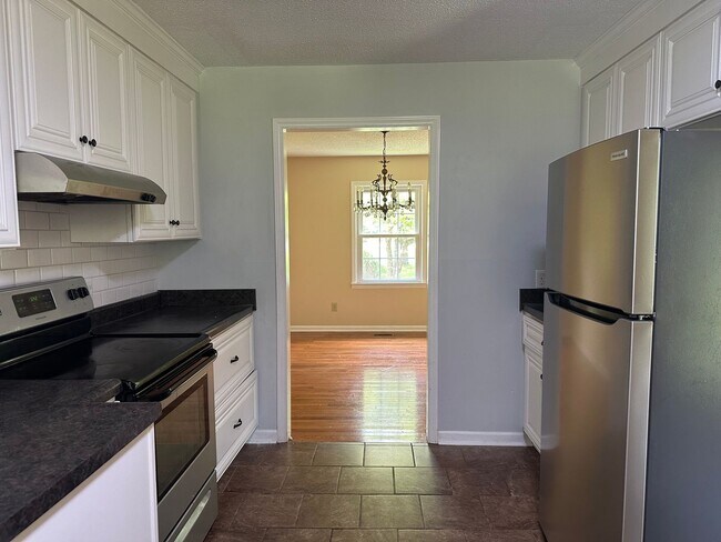 Building Photo - 3 bedroom 1.5 bath on Large Lot