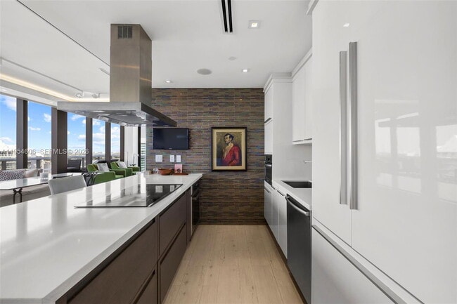 Building Photo - 5875 Collins Ave