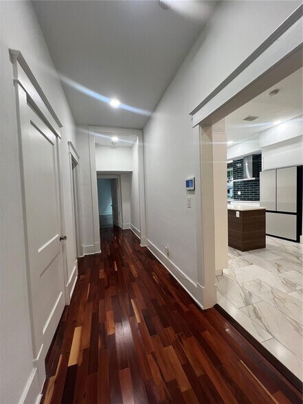 Building Photo - 130 SW 1st Ave