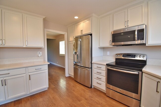 Building Photo - $3,990 - GORGEOUS 3 BEDROOM HOME IN THE MI...
