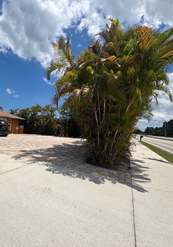 Building Photo - 1257 SE Airoso Blvd