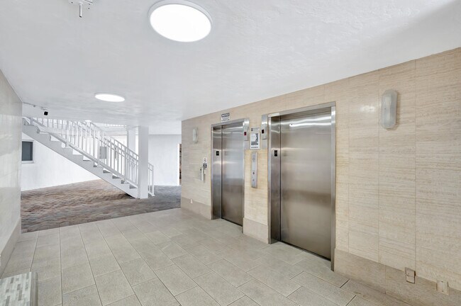 Building Photo - 301 Lake Shore Dr
