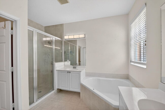 Building Photo - 1605 E Classical Blvd