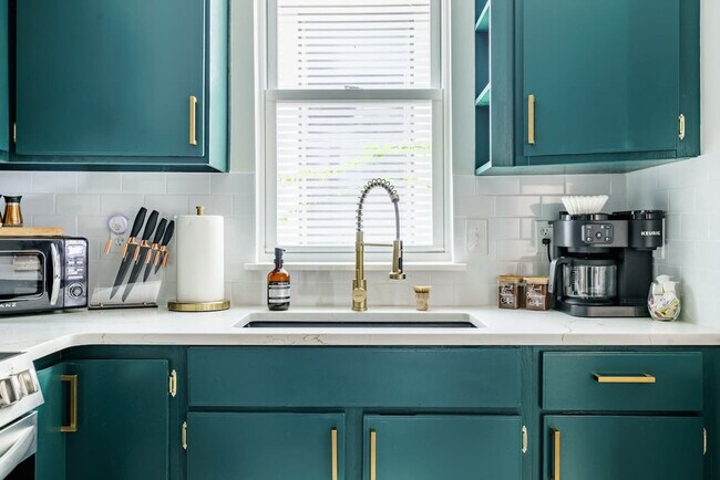 Building Photo - 33 Lundy St