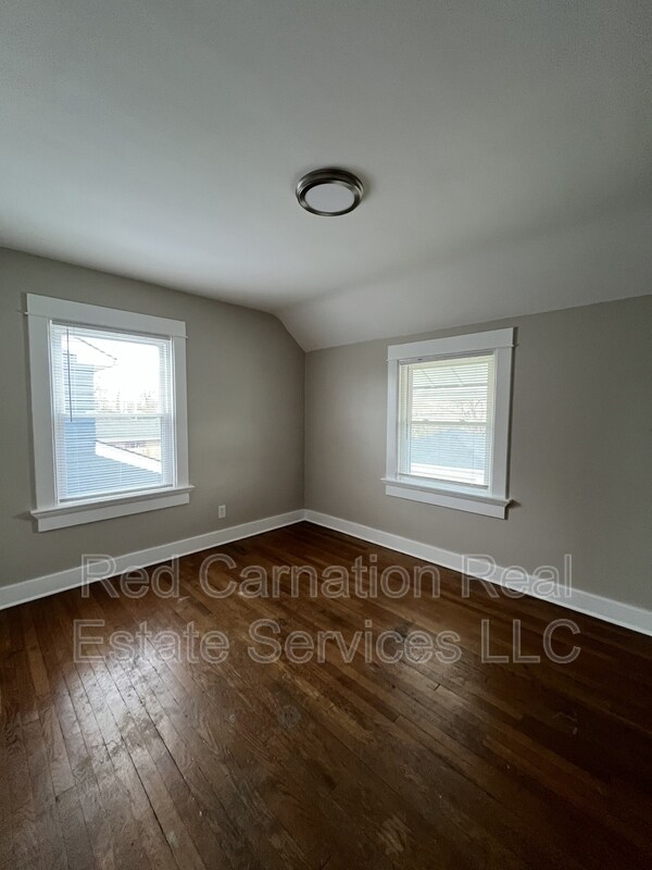 Building Photo - 1009 W Hillcrest Ave