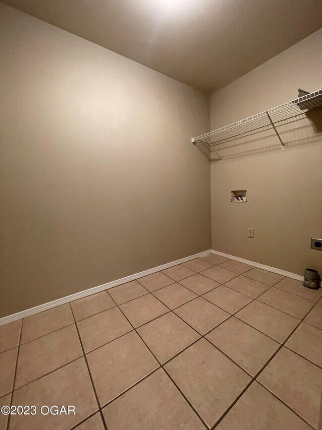 Building Photo - 913 Briarview Dr