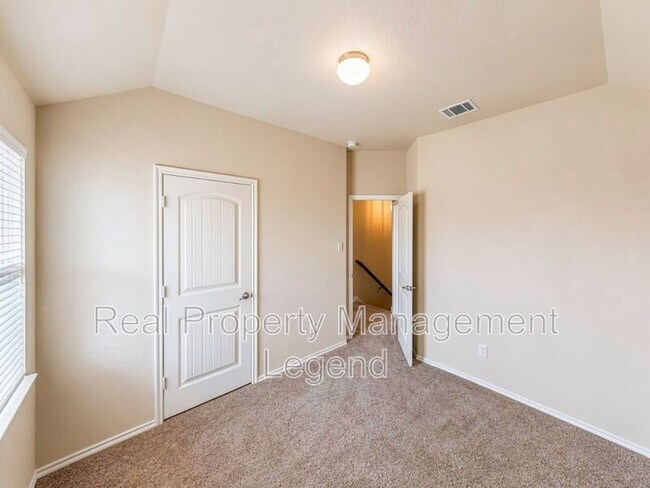 Building Photo - 9929 Pronghorn Rd