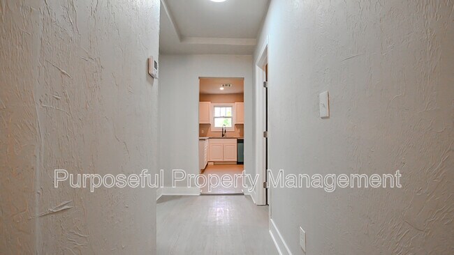 Building Photo - 2201 Glen Ellyn St