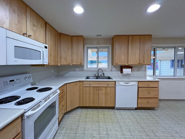 Building Photo - Rental ranch rambler - 3 bed, 2.5 bath, 2 ...