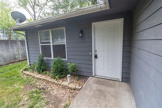 Building Photo - 4620 W Bainbridge Dr