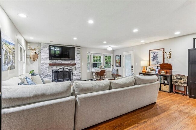 Building Photo - 2592 Woodacres Rd NE