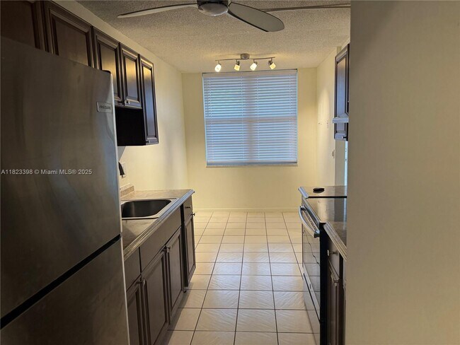 Building Photo - 250 Jacaranda Dr