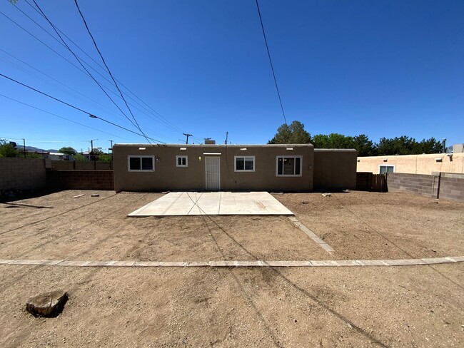 Building Photo - 3 Bedroom Single Story Home Available Near...