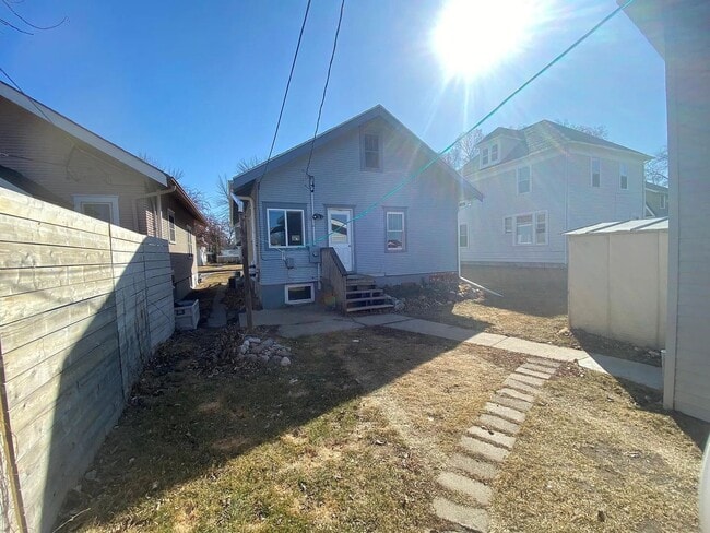 Building Photo - Spacious 4 Bed 2 Bath Home Lots of Storage