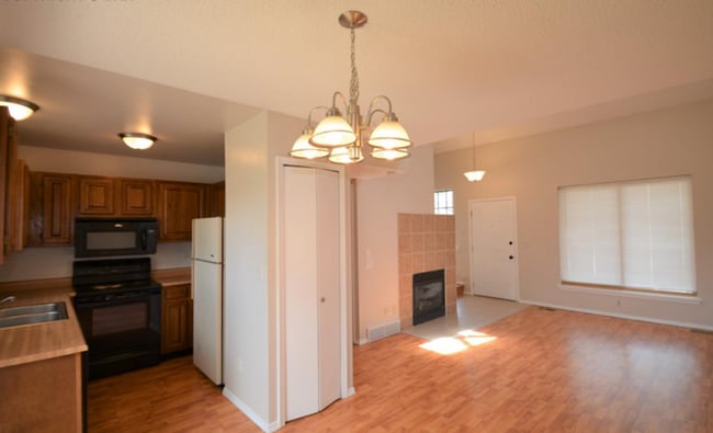 Building Photo - D20 Schools with Open Space Views!