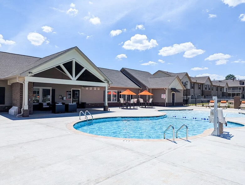 Building Photo - 610 Universal Dr
