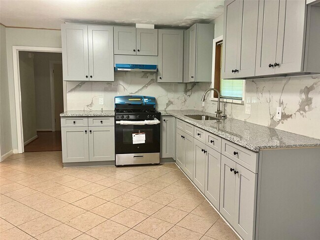 Building Photo - 2005 2nd St N