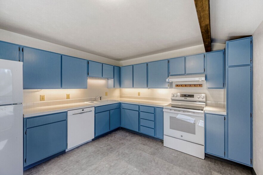 Building Photo - 3320 Longwood Ave