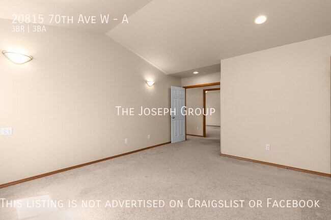 Building Photo - Sun-filled 3 bed/2.5 bath in Lynnwood!