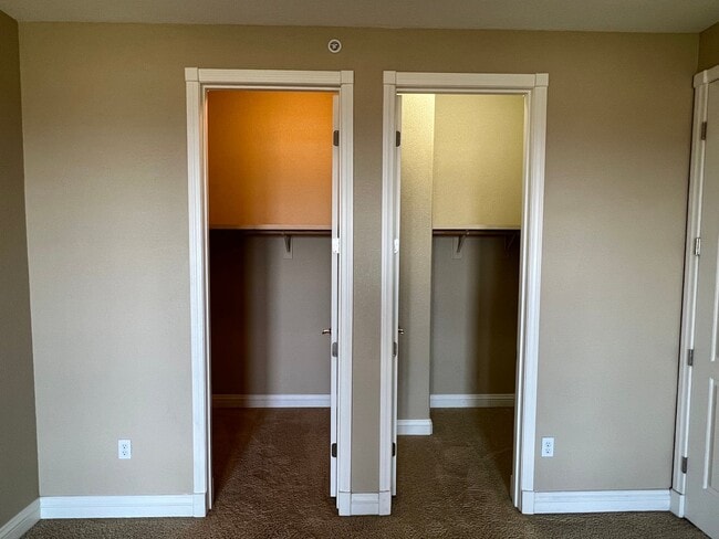Building Photo - Lake Las Vegas Beauty!!! $2400 Great Views...