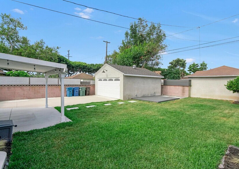 Building Photo - 15017 Bodger Ave