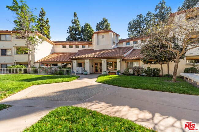 Building Photo - 501 Palisades Dr