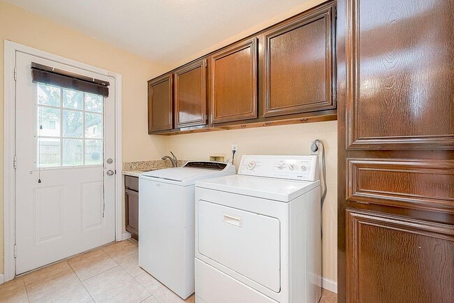Building Photo - 2039 Shorewood Ln