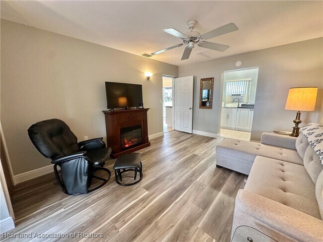 Building Photo - 3350 Lakeview Dr