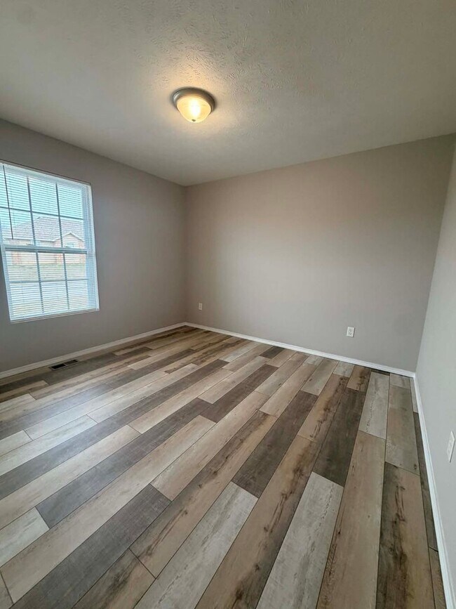 Building Photo - BEAUTIFUL 3 BEDROOM / 2 BATHROOM HOUSE IN JOPLIN MO- 2 CAR GARAGE!!