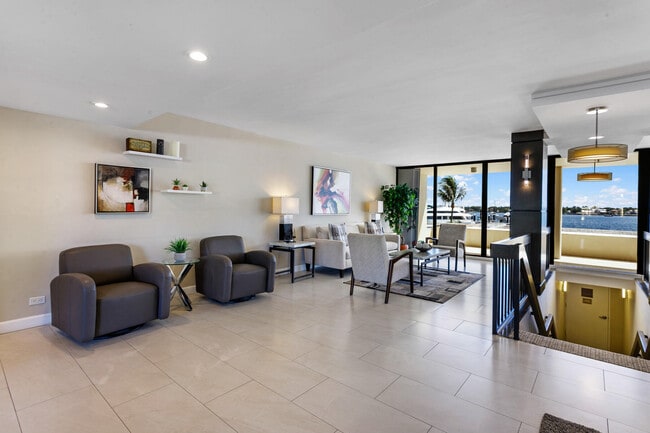 Building Photo - 130 Lakeshore Dr