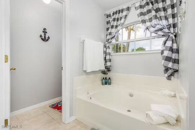 Building Photo - 2705 SW 11th Pl