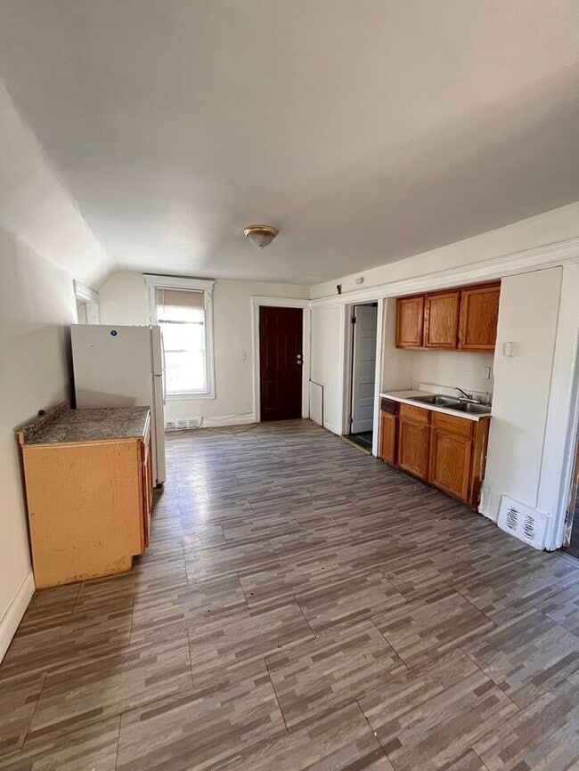 Building Photo - Cozy 2-Bedroom Apartment in Prime Location...