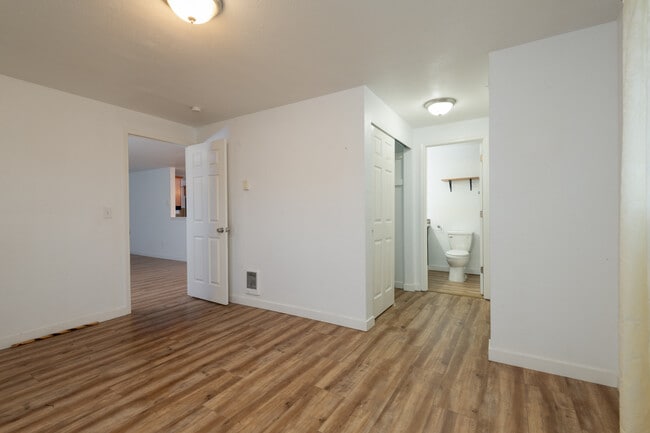 Building Photo - 938 E 65th St