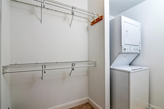 Building Photo - 30 Elm Pl