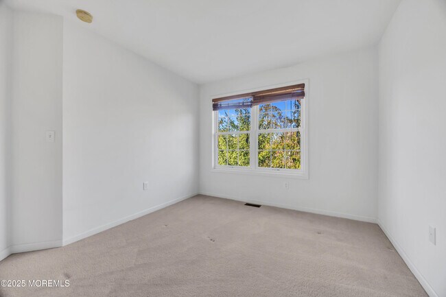 Building Photo - 82 Demarest Dr