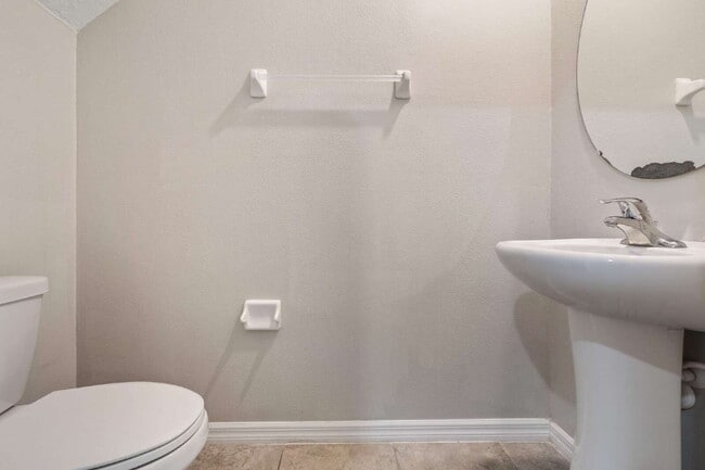 Building Photo - "Spacious 5-Bedroom Retreat in Tampa with 2.5 Baths and 2,215 Sq Ft of Comfort!"
