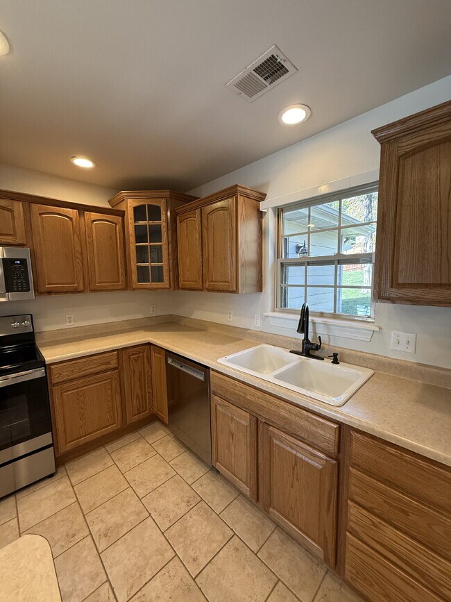 Building Photo - Spacious 3 BR with a fenced in backyard