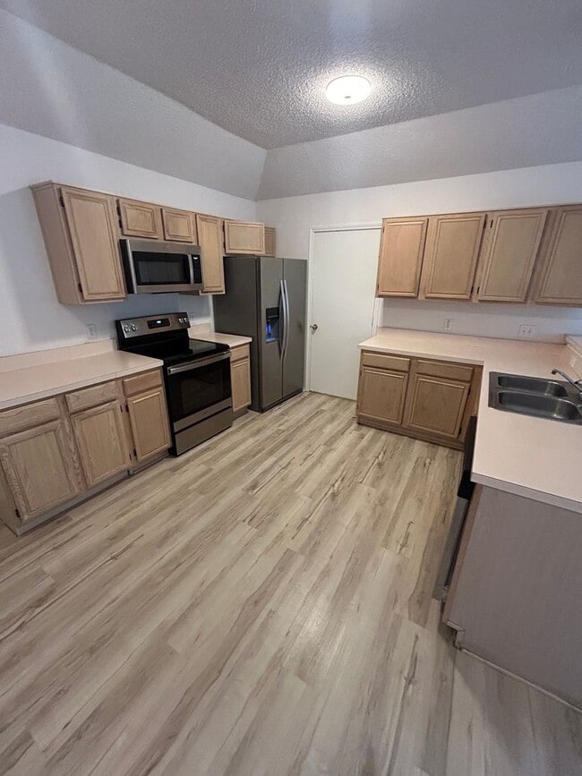 Building Photo - Ready to Move in... Do not miss this house...